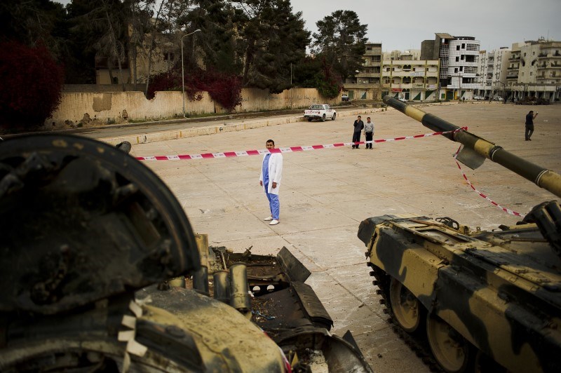 En mannlig helsearbeider står og ser på en tanks.
