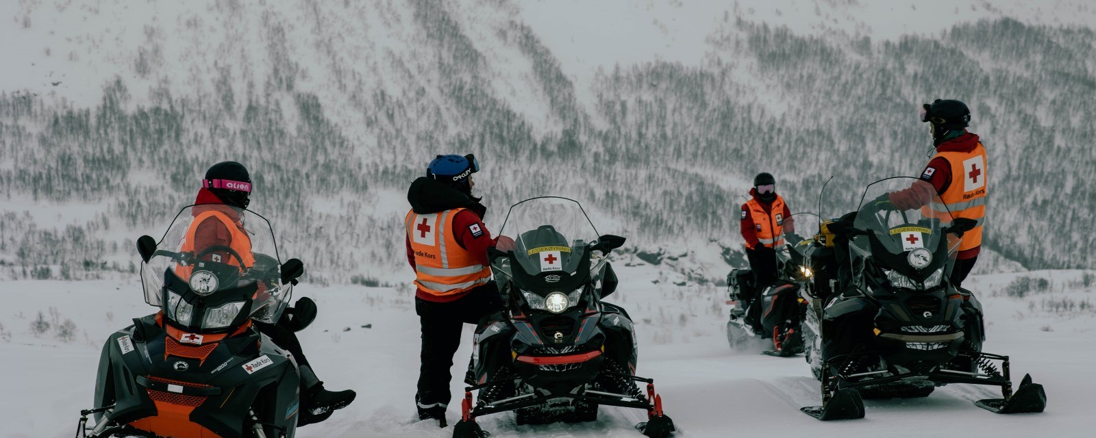 Fire personer fra Hjelpekorps er ute på vidda med snøscootere