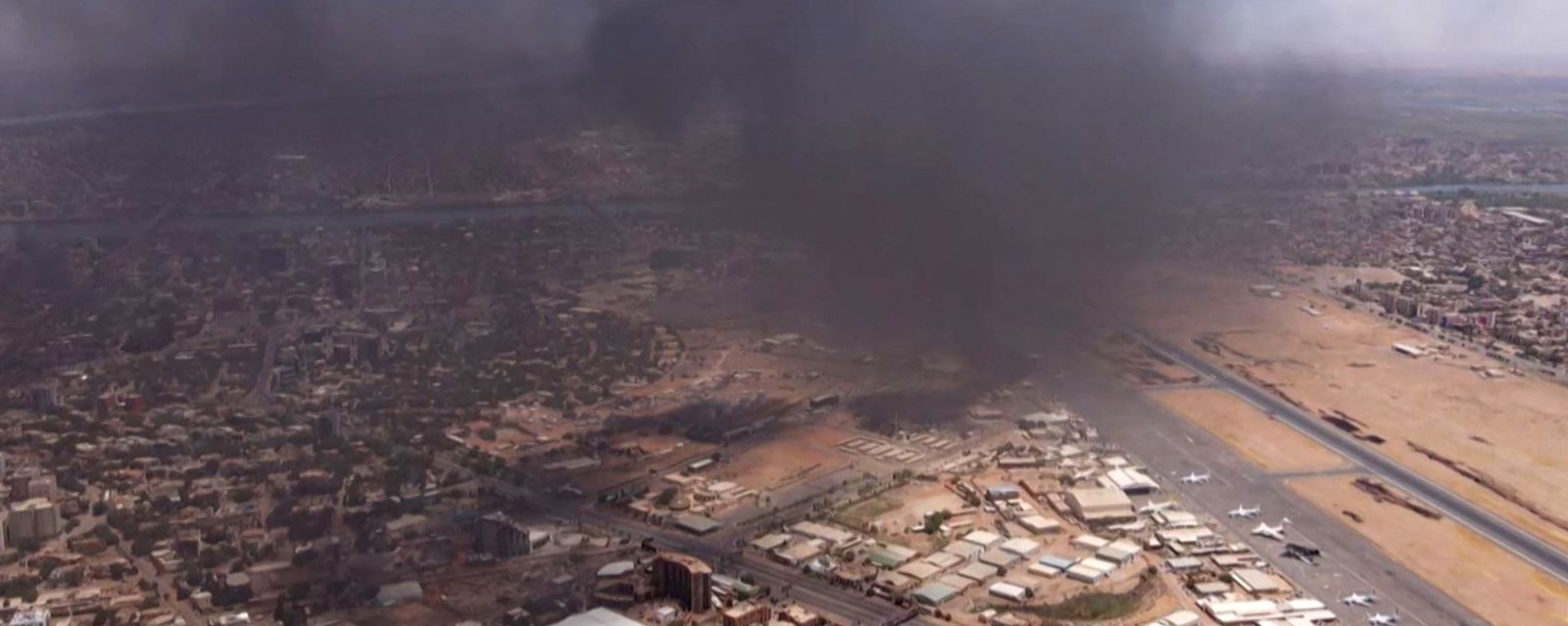 Røyk stiger opp fra flyplassen i Sudans hovedstad Khartoum