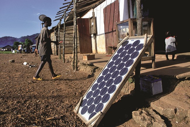 Et solcellepanel står foran et hus i Liberia