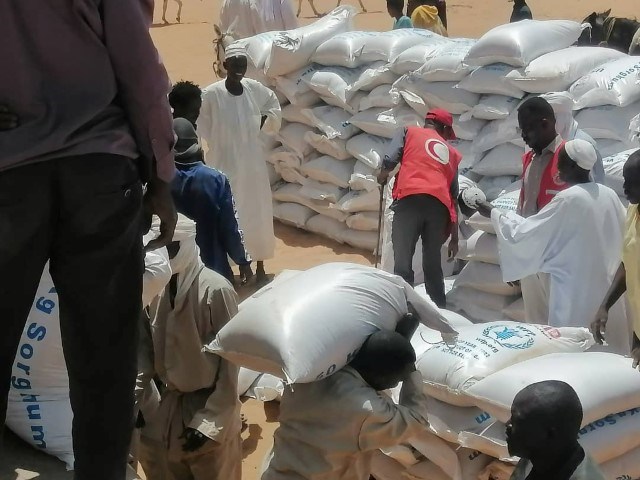 Matvarer distribueres av Sudan Røde Halvmåne.