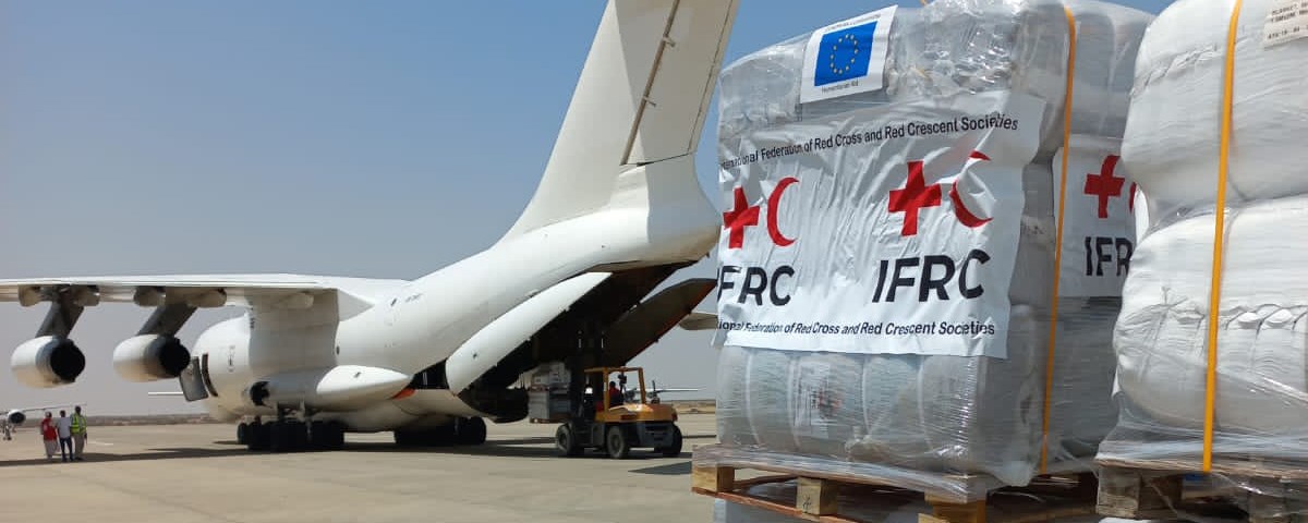 Nødhjelpsforsyninger losses fra et fly i Port Sudan