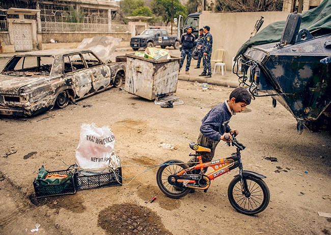 Barn leker mellom rester av krigsmateriell