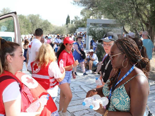 Røde Kors deler ut vann på gaten i Hellas