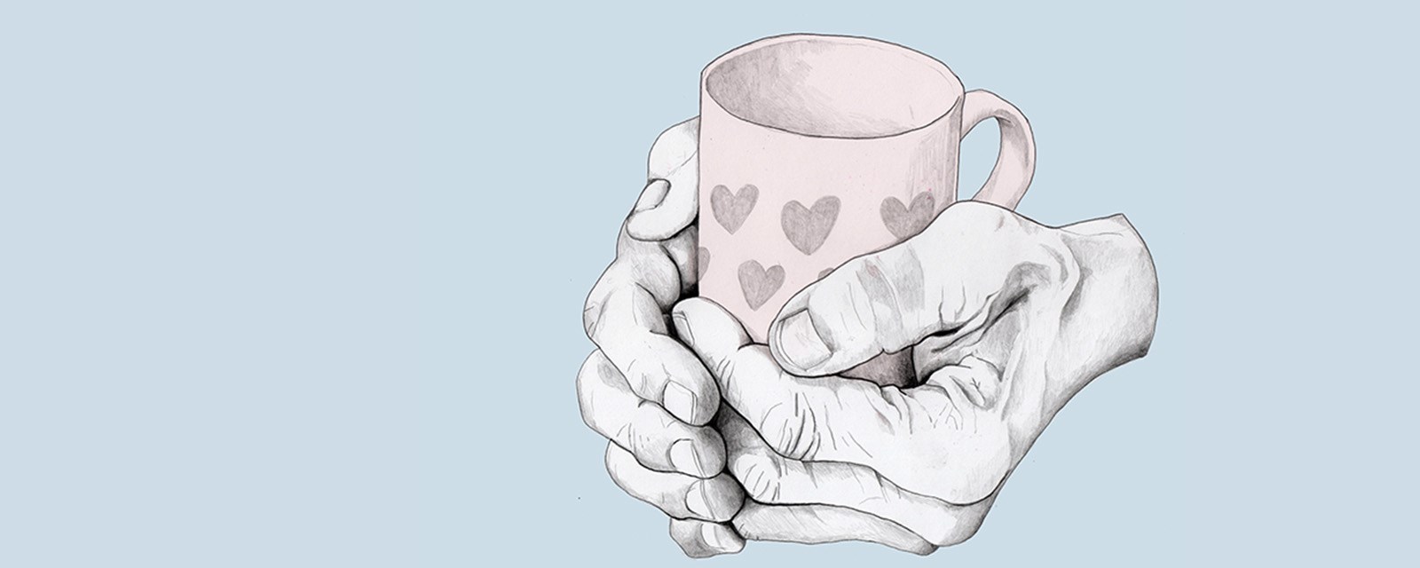 Gamle hender holder rundt en kaffekopp, varmer seg på koppen. 