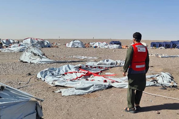 Flere telt ligger strødd ut over et stort område  etter sandstormen.