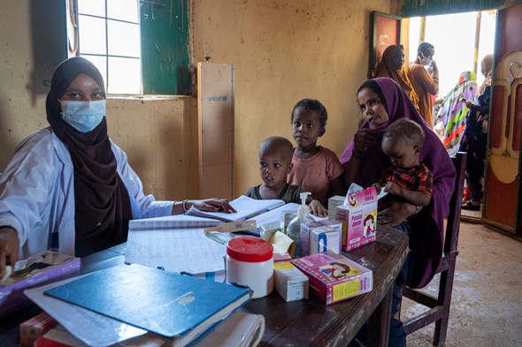En familie får utdelt medisiner på en mobil helseklinikk i Somaliland