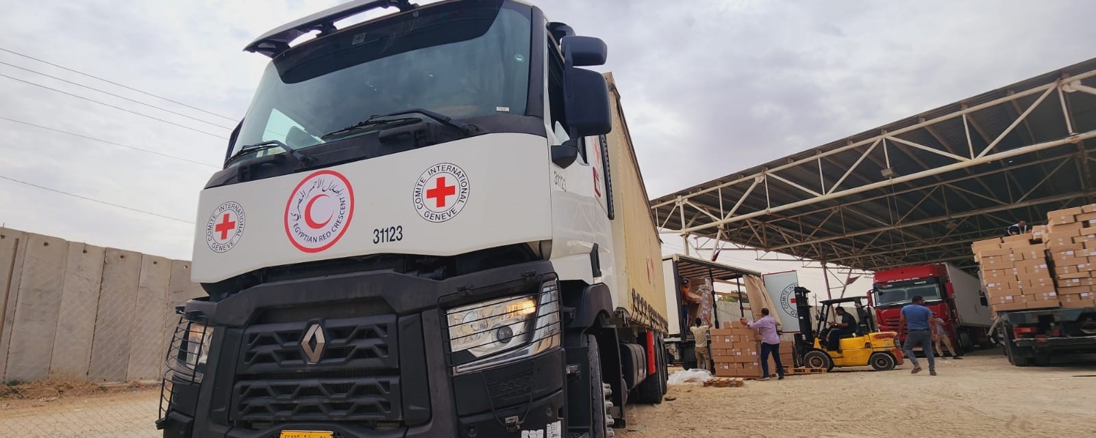 En stor hvit lastebil med emblem fra Røde Kors og Røde Halvmåne