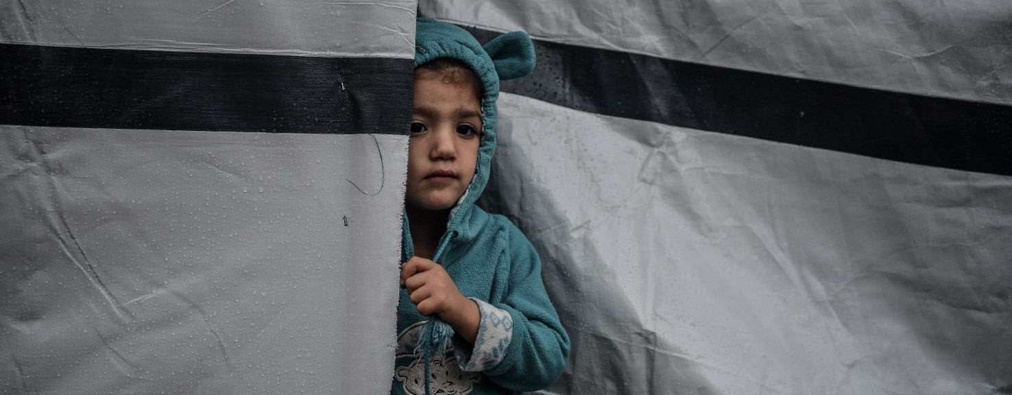 Liten gutt i åpningen av et telt