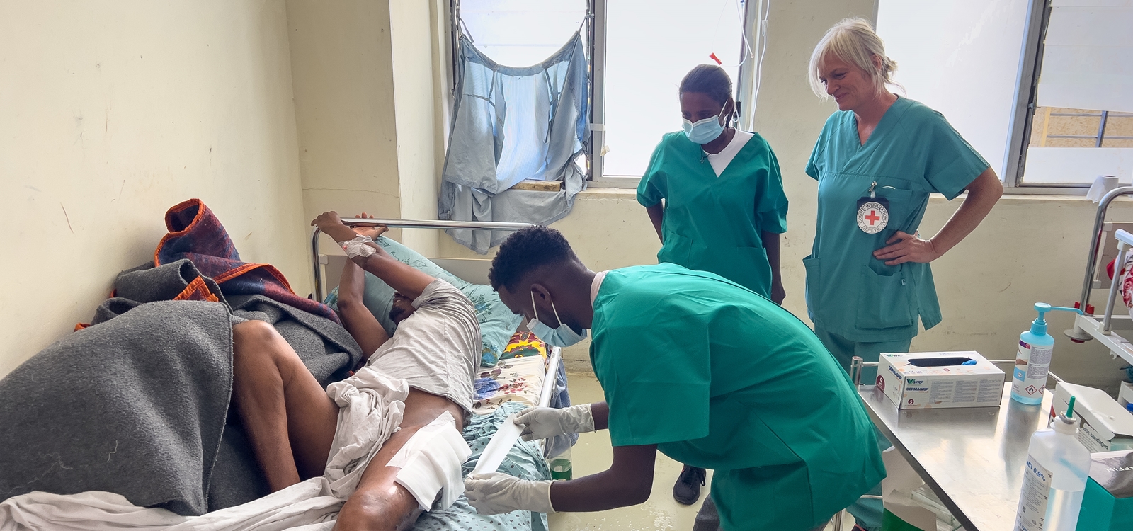 En sykepleier skifter bandasje på en pasient