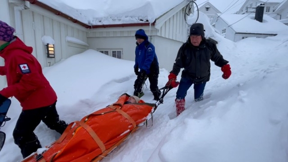 Bilde av kvinne på båre