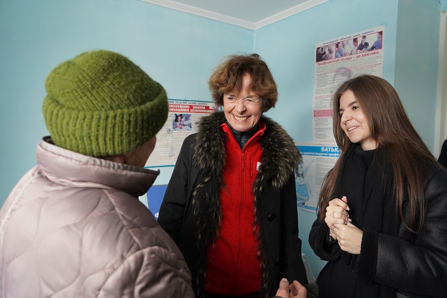 Tre kvinner snakker sammen