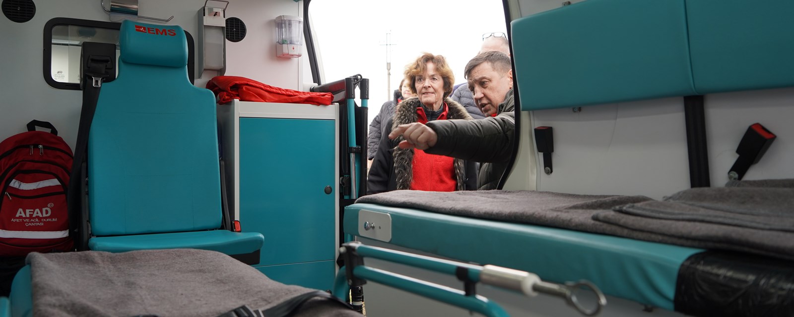 En frivillig i Ukraina Røde Kors viser en av ambulanse til president Siri Hatlen