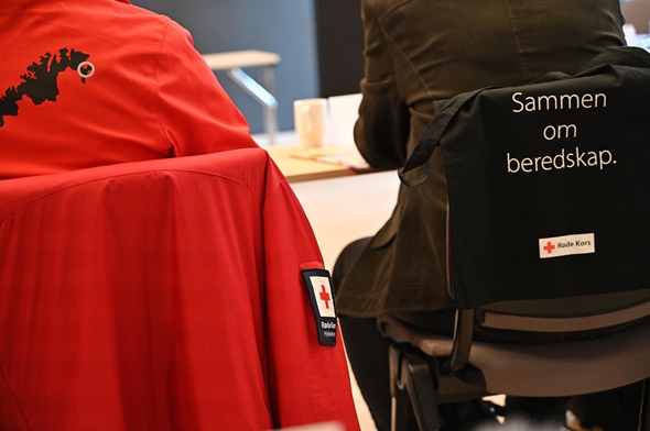 To jakker som henger over stoler.