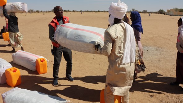 Mat deles ut til flyktninger i Sudan