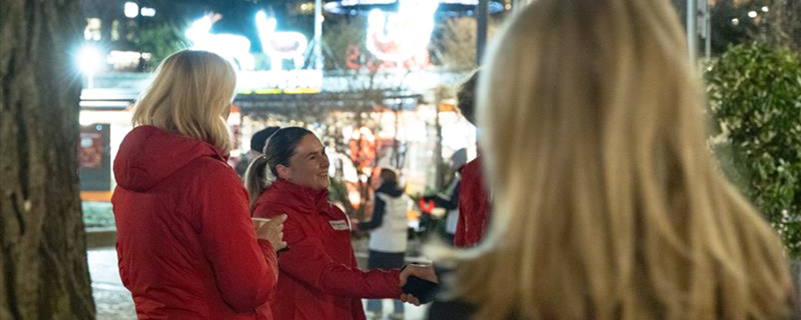 Gruppe mennesker snakker ute vinter