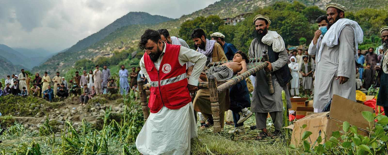 Frivillige fra Afghanistan Røde Halvmåne bærer båre med skadet person.