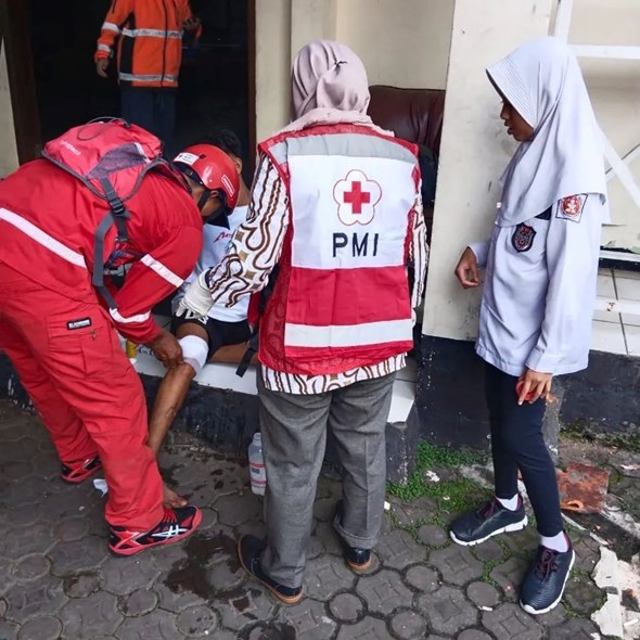 Person får legehjelp etter å ha blitt skadet i jordskjelvet i Indonesia november 2022.