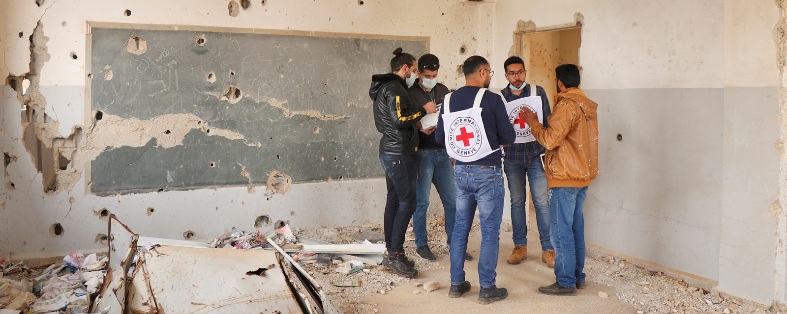 Hjelpearbeidere fra Røde Kors besøker et utbombet klasserom i Sweida, Syria.