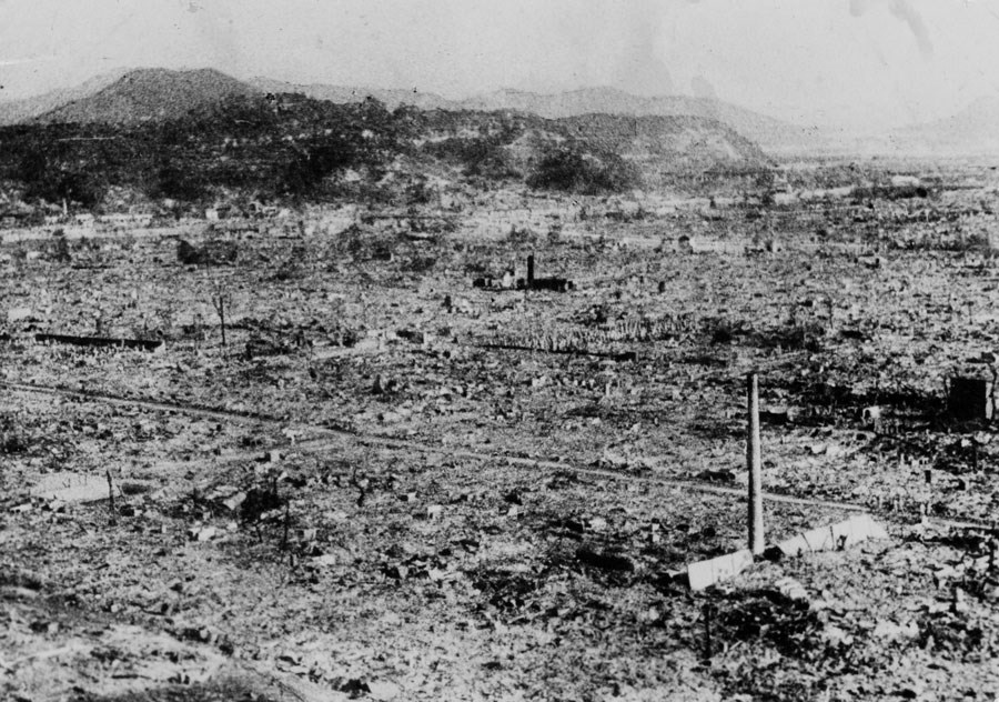 Svart hvit bilde av et totalt utbombet Hiroshima