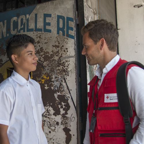 Ung mann snakker med Røde Kors delegat, El Savador