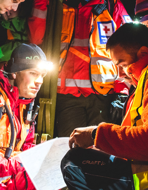 Hjelpekorps-mannskap under søk operasjon, ute, vinter, vidda