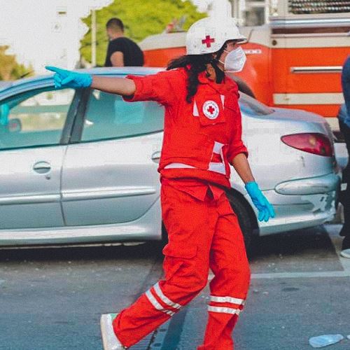 Kvinne i rød heldress og hvit hjem løper gjennom gate, Libanon Beirut, ute, dag, røyk