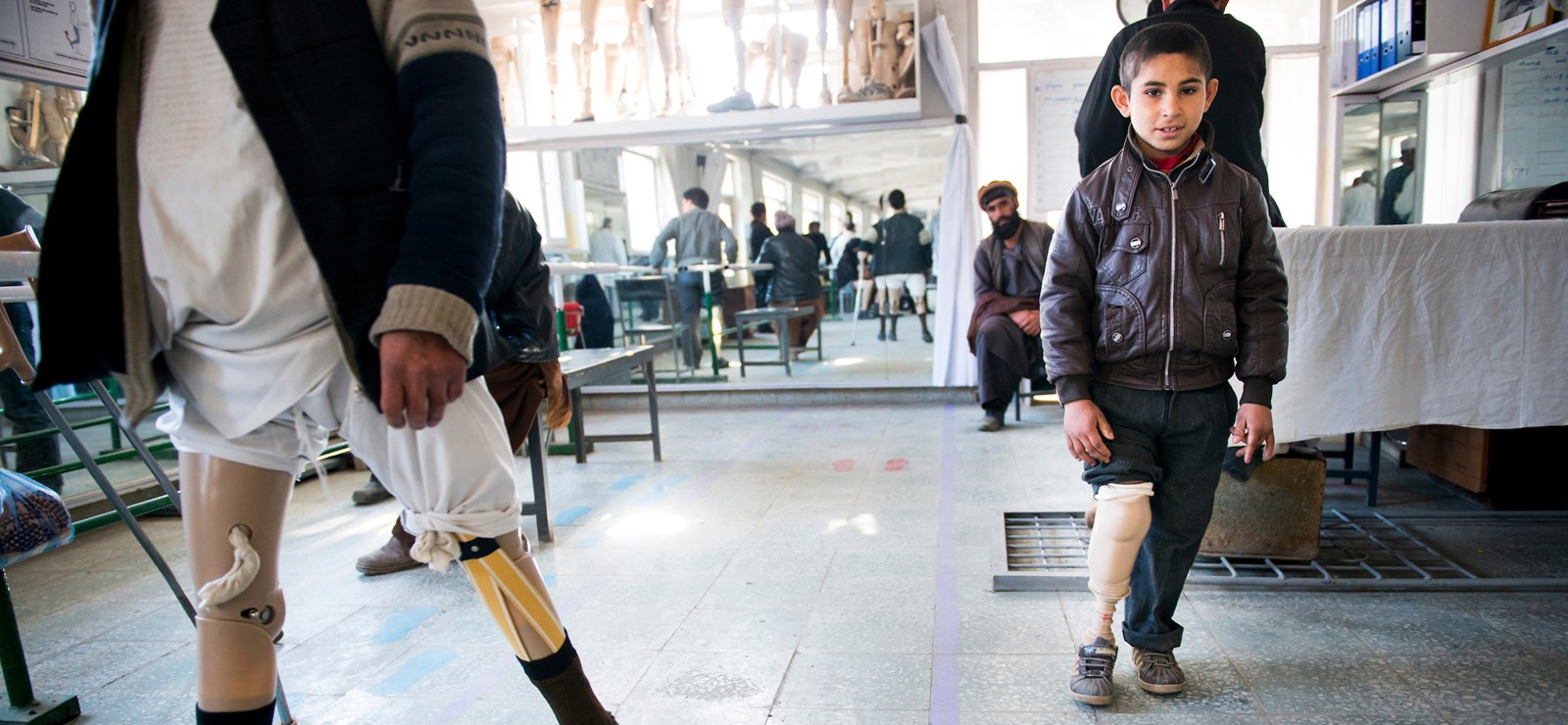 En ung gutt i Afghanistan som går med protese