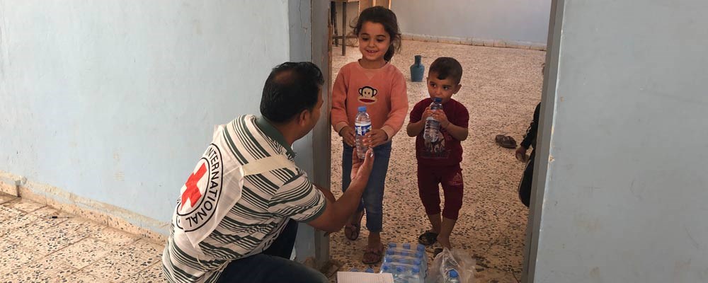 To barn i Syria får utdelt vann