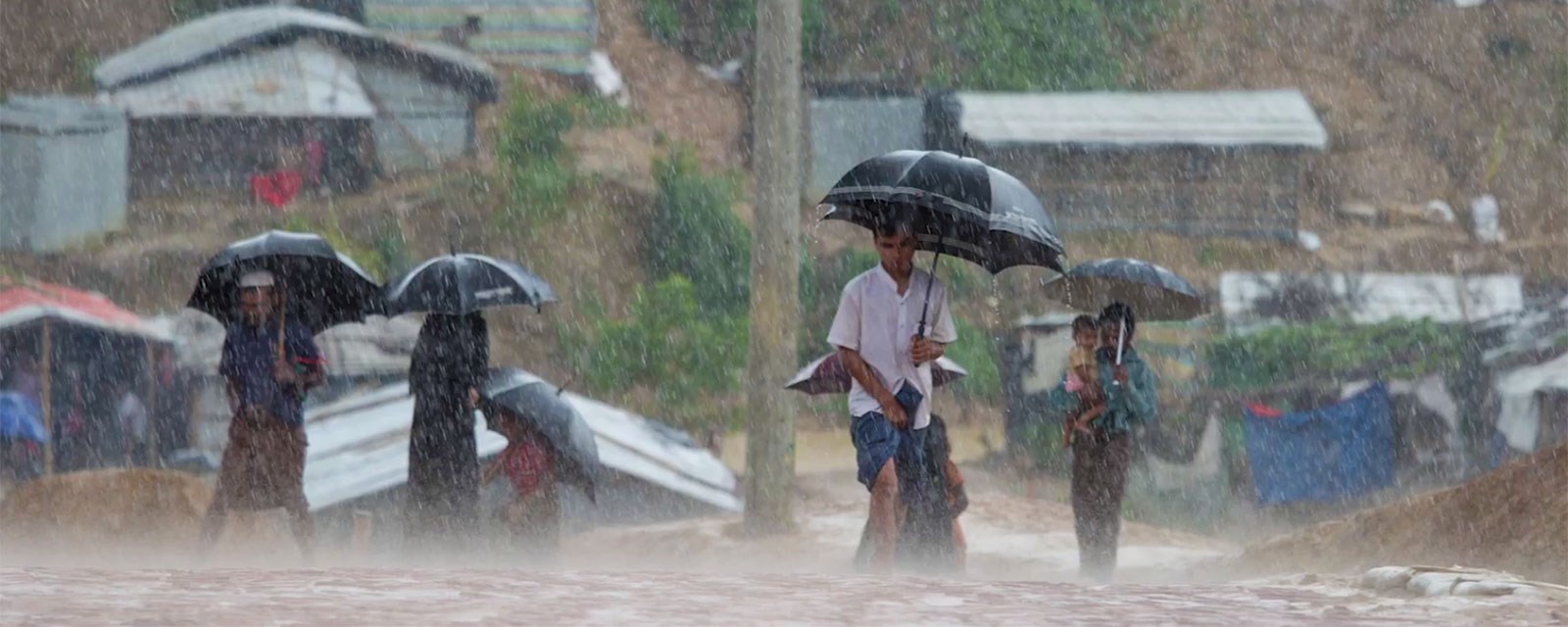 Mennesker med paraply i øsende regn