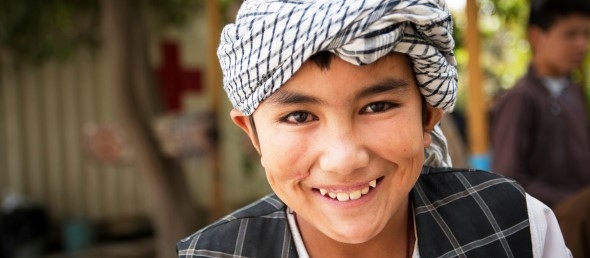 Nærbilde av en smilende gutt på 13 år.