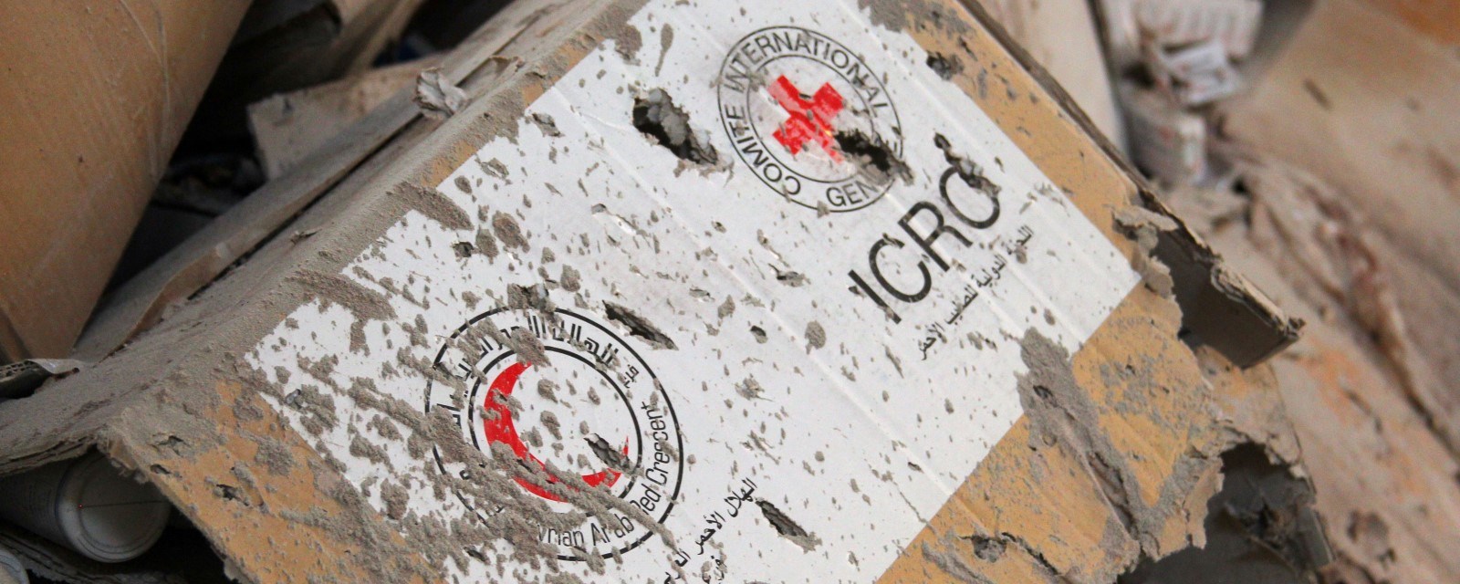 Ødelagte esker med nødhjelpsmateriell fra konvoien som ble bombet i Aleppo høsten 2016.