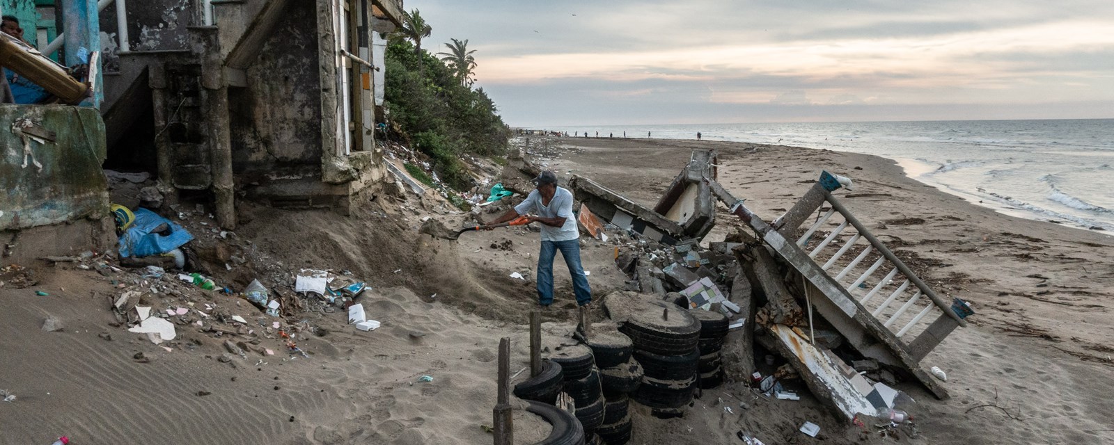 Hver ettermiddag spar senor Juan sand fra eiendommen sin i Tabasco, Mexico. For fem år siden kollapset huset på stranden.