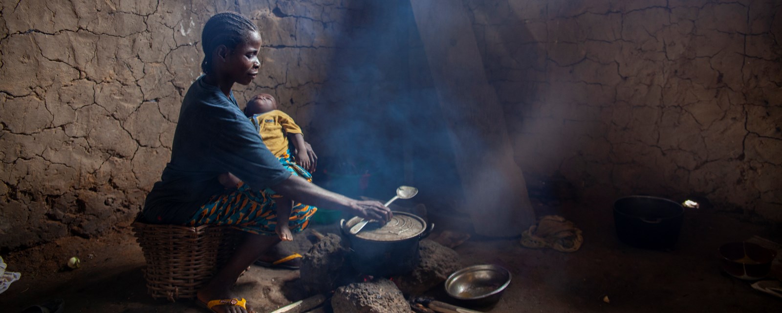 I Liberia lager en kvinne mat til familien. 
