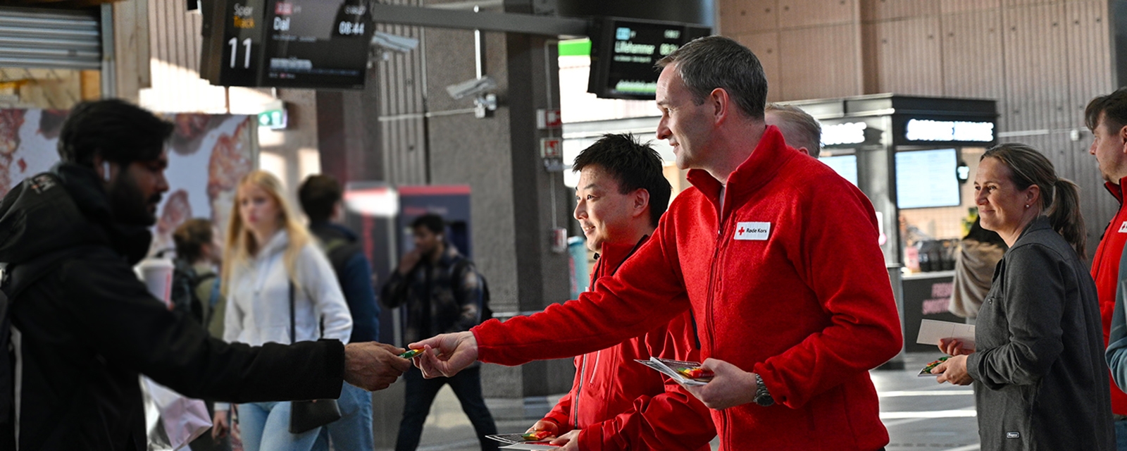 to menn deler ut fjellvettregler til forbipasserende