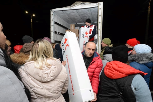 Mann henter nødhjelp fra lastebil
