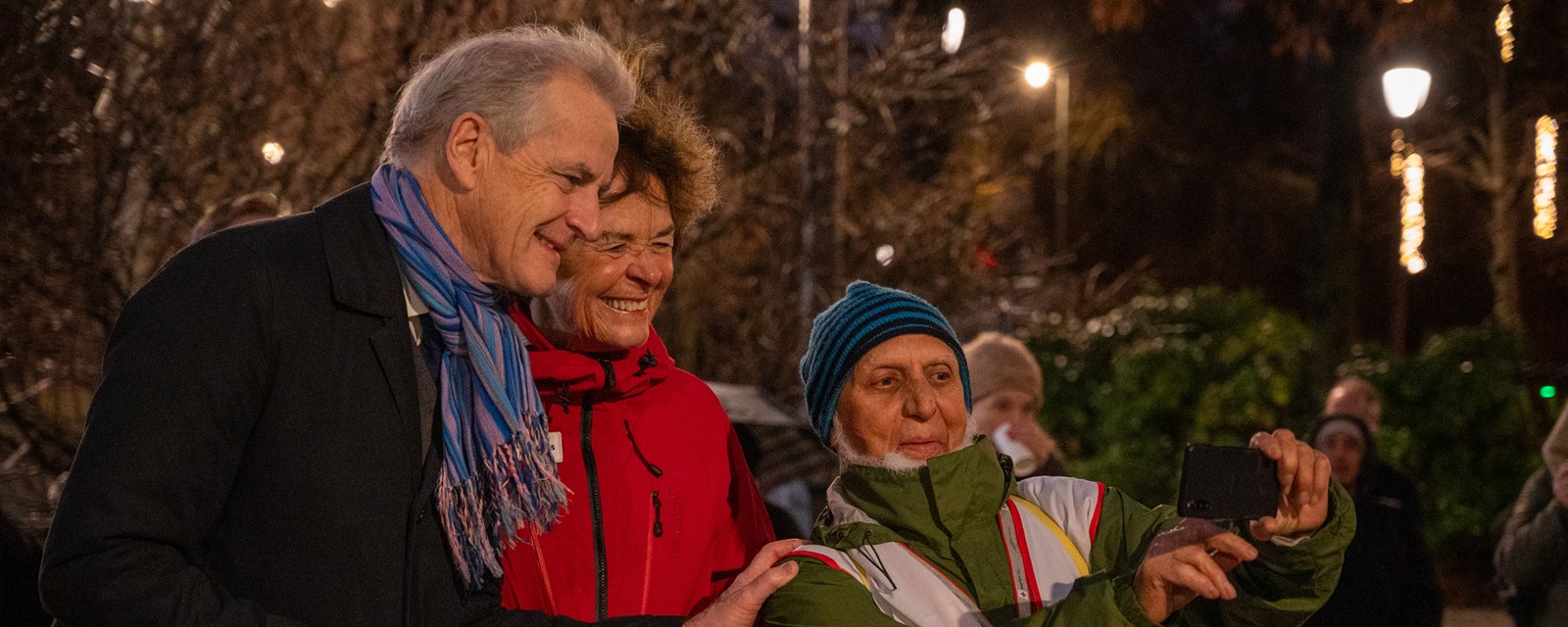 siri hatlen og jonas gahr støre og en frivillig tar selfie