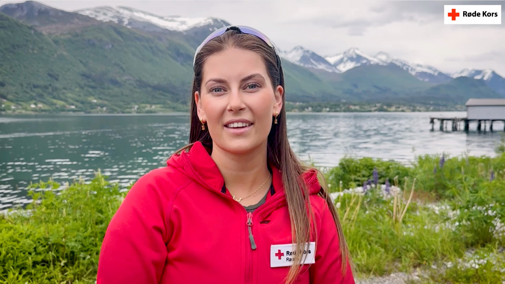 Et portrettbilde av en yngre kvinne som er frivillig i Røde Kors Hjelpekorps.