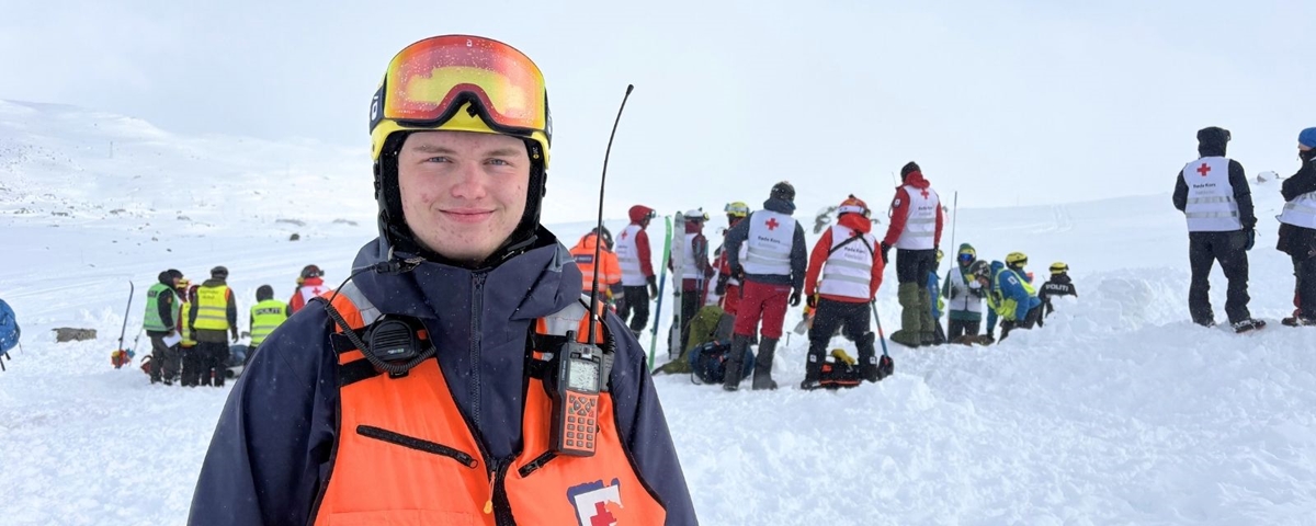 viser bilder av røde kors frivillige i forskjellige situasjoner med deltakere