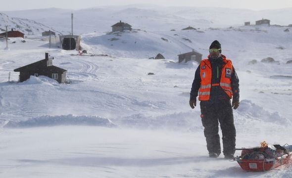 Roger Lynghamar står utendørs på FInse