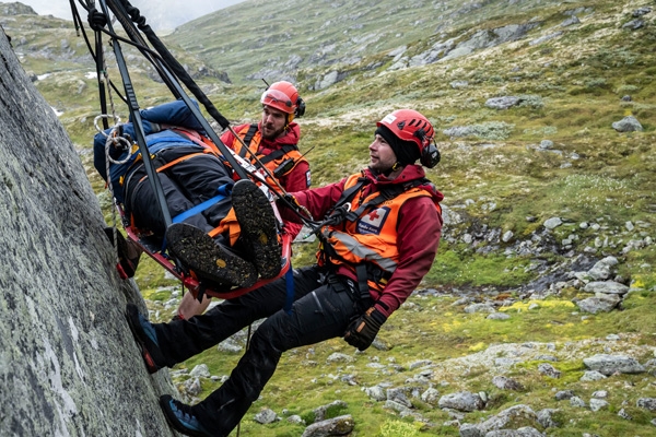 Frivillige fra hjelpekorps Heiser en skadet opp en fjellvegg