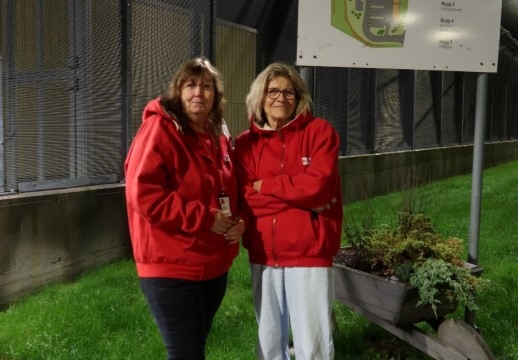 Aktivitetsleder og visitor utenfor fengselet i Mandal