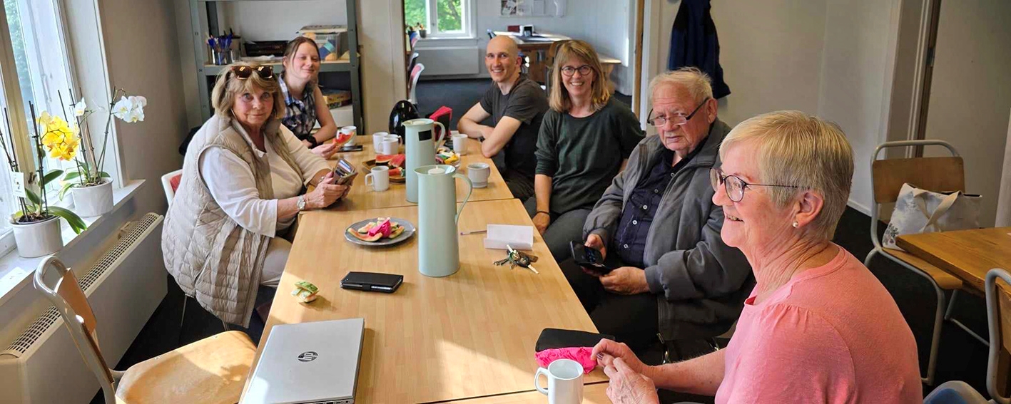 Seks personer rundt et bord