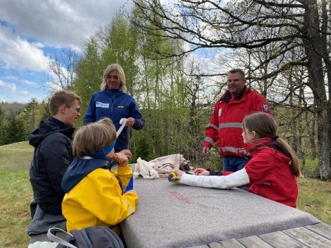 Voksne frivillige lærer barn grunnleggende førstehjelp