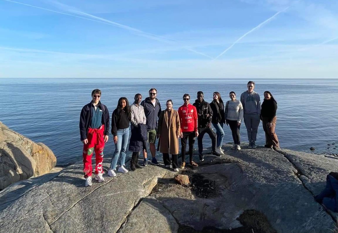 Ungdommer på svaberg i Arendal