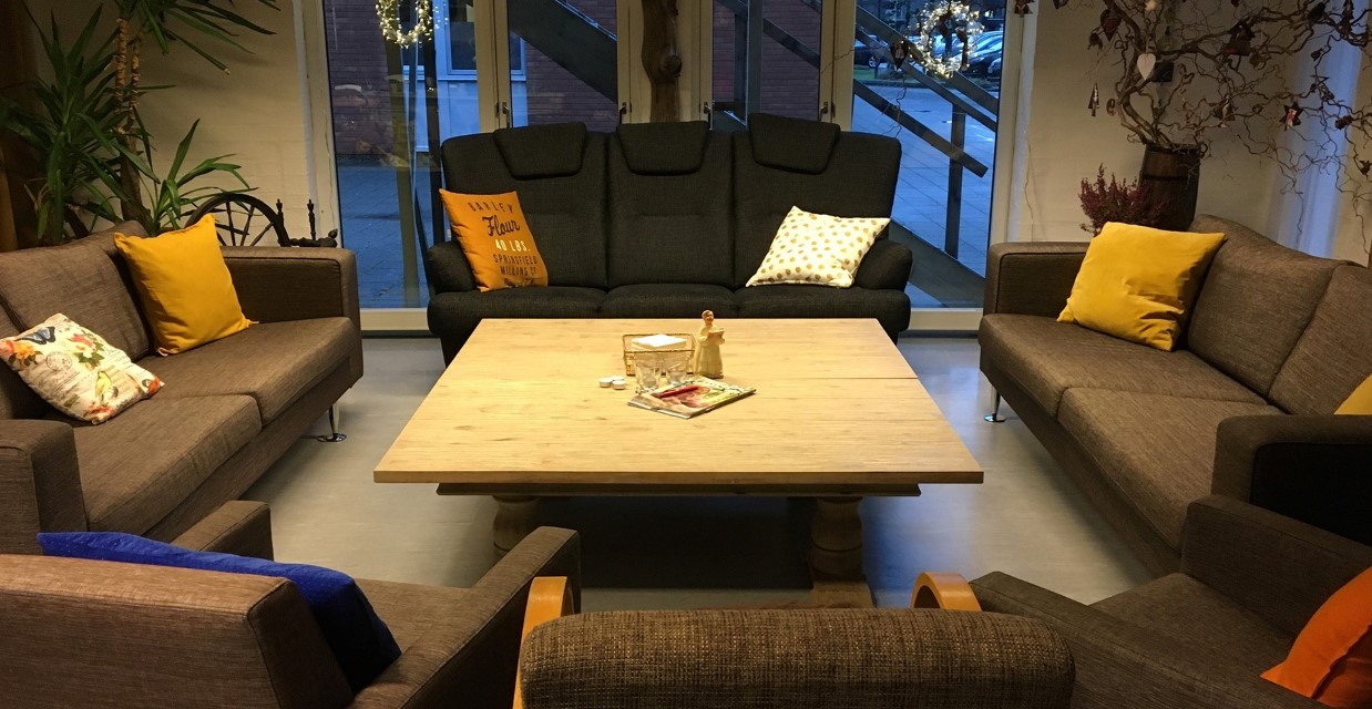 Et tomt men møblert rom, med alle sitteplasser satt i en sirkel pekende mot midten av rommet.