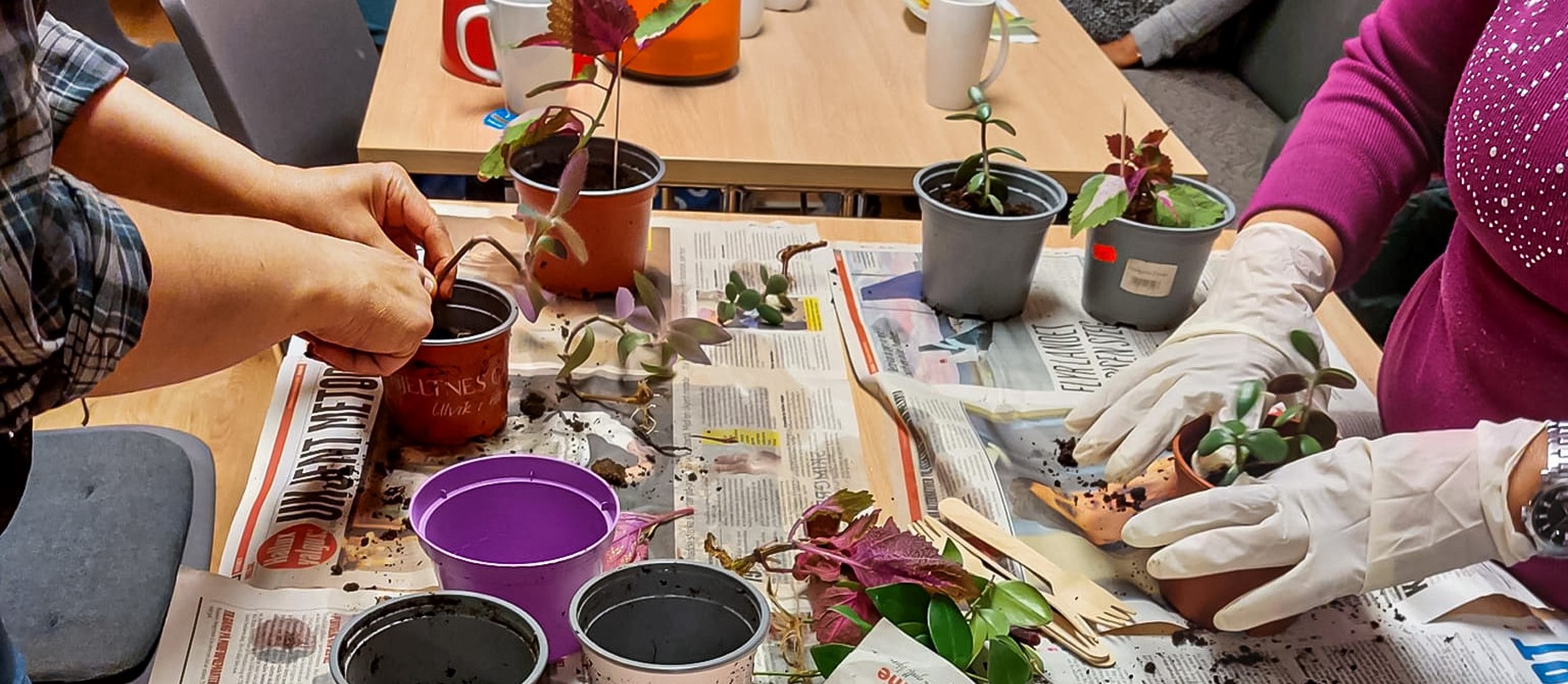 Beboere på asylmottak i Kristiansand deltar i en kreativ og sosial aktivitet med støtte fra Røde Kors.