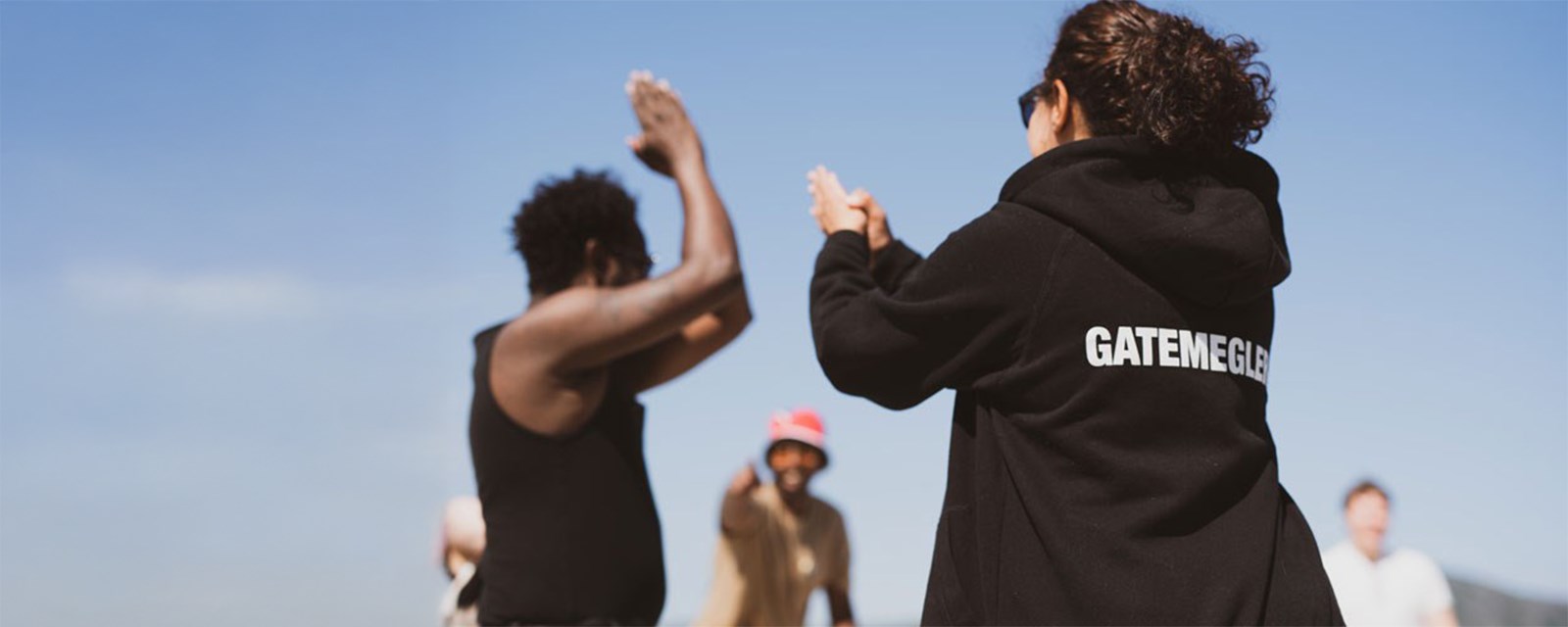 En gatemegling instruktør som er aktiv i en aktivitet med tre andre eldre ungdommer.