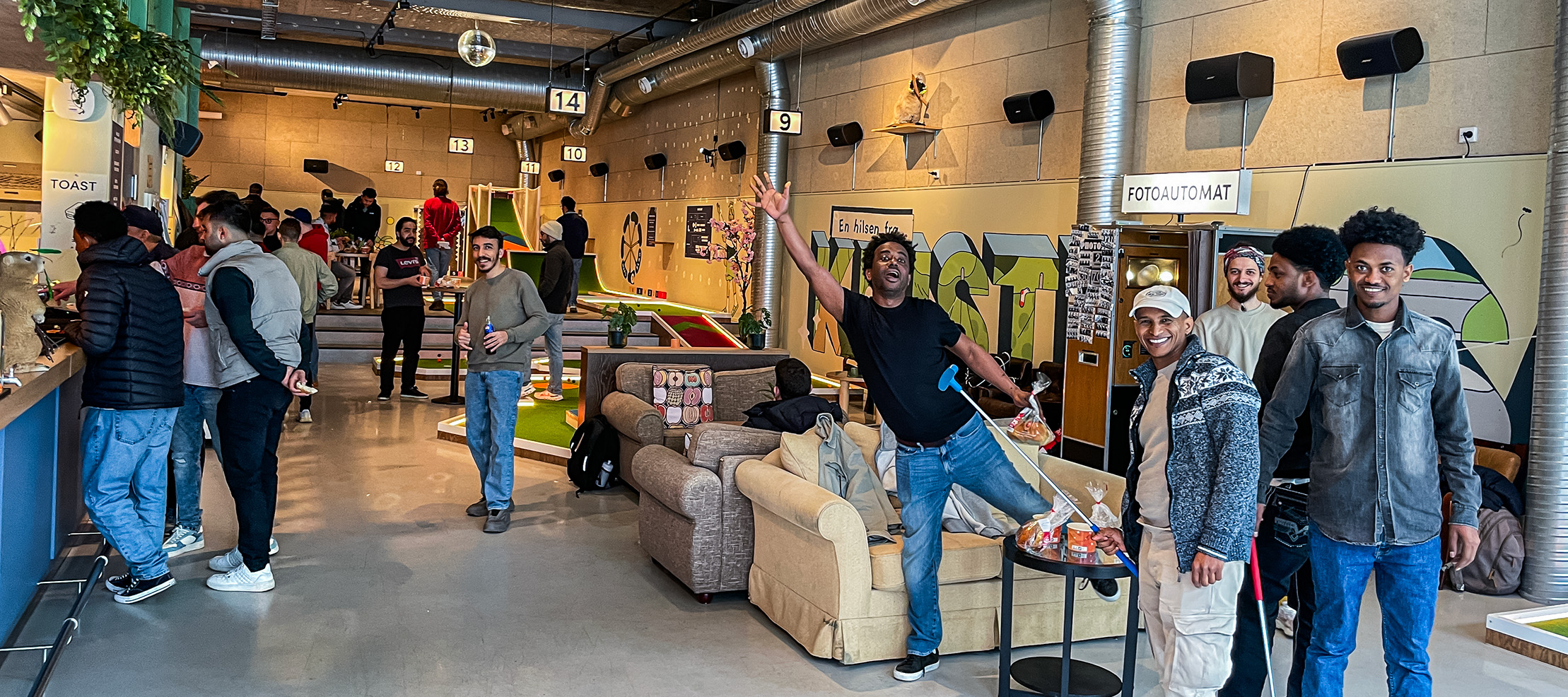 Menn i Kristiansand deltar i et inkluderende og sosialt aktivitetstilbud i regi av Røde Kors.