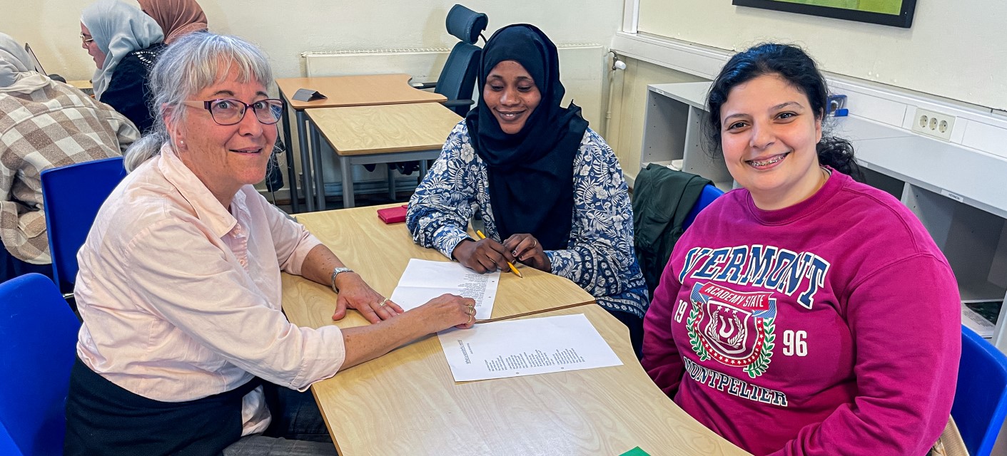 Deltakere i Kristiansand forbedrer norskkunnskapene sine gjennom samtaletrening og frivillig støtte fra Røde Kors.